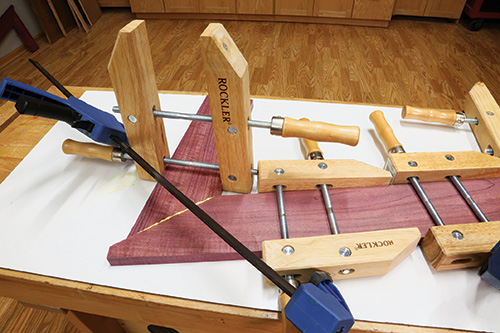 Clamping arrangement for shelf construction