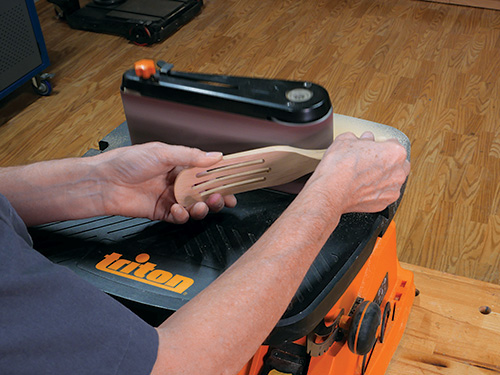 Rounding off base of spurtle head