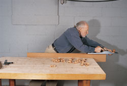 To complete the stroke, unfold your arms to their maximum extension. Note that the feet remain a pace apart and do not move.